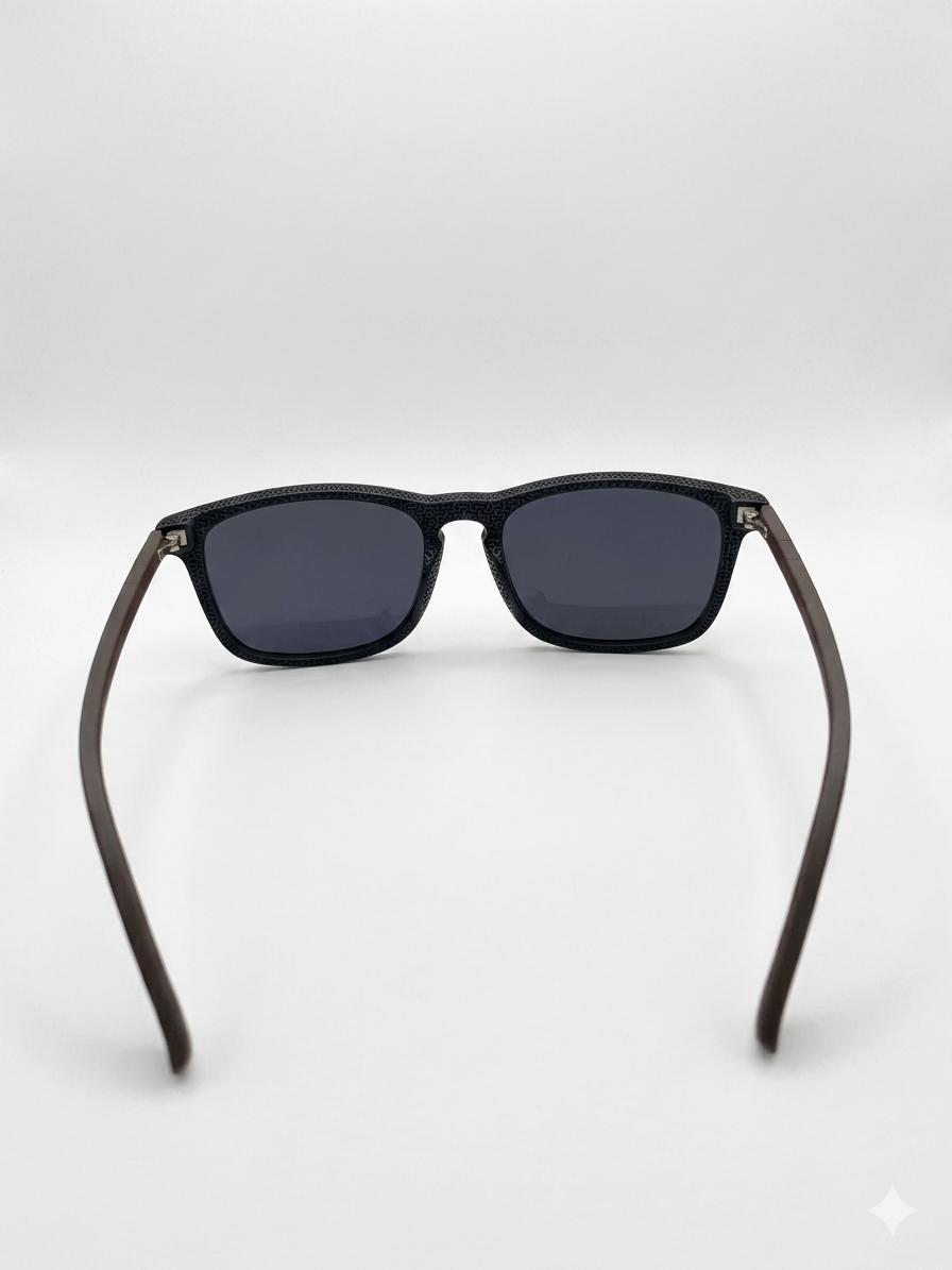 Gafas de Sol Cuadradas de Estilo Clásico con Patillas de Textura de Fibra y Detalle Web Tricolor