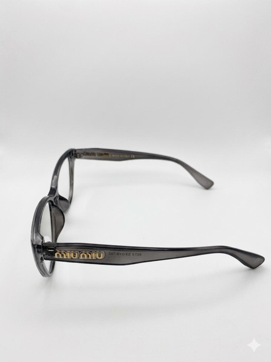 Gafas de Vista Miu Miu – Montura Cat-Eye Transparente Gris con Logo Dorado