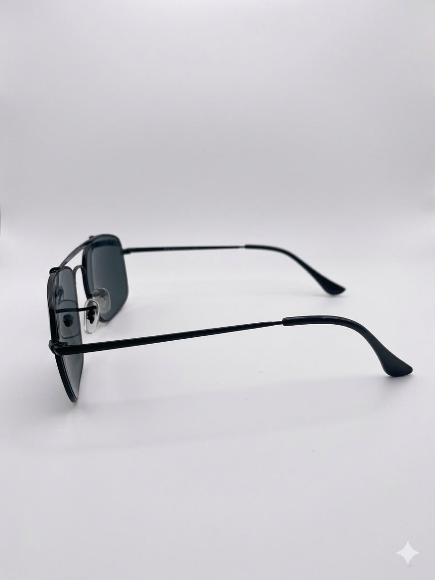 Ray-Ban en el lente superior. Ideales para un look atemporal,