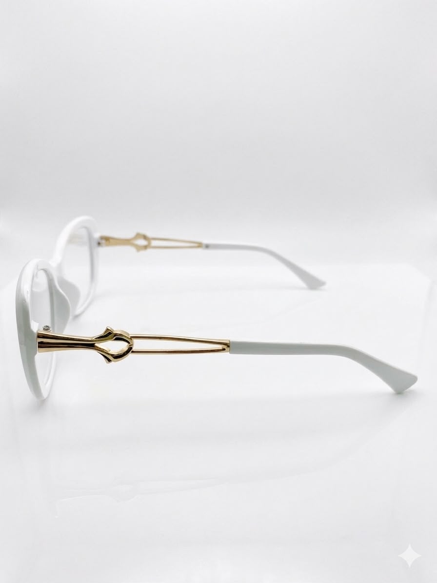 Gafas de diseño con marco blanco y detalles dorados