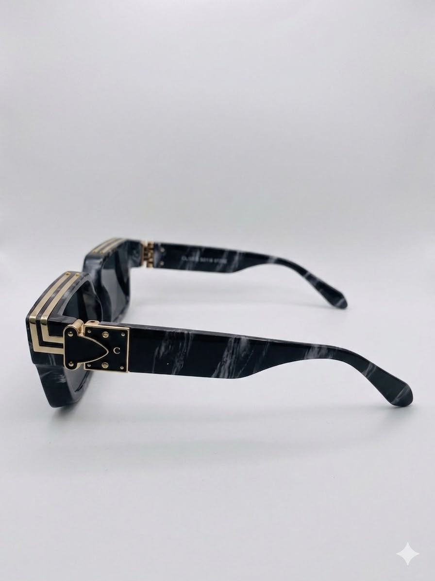 Gafas de sol rectangulares con acabado de mármol y detalles dorados.