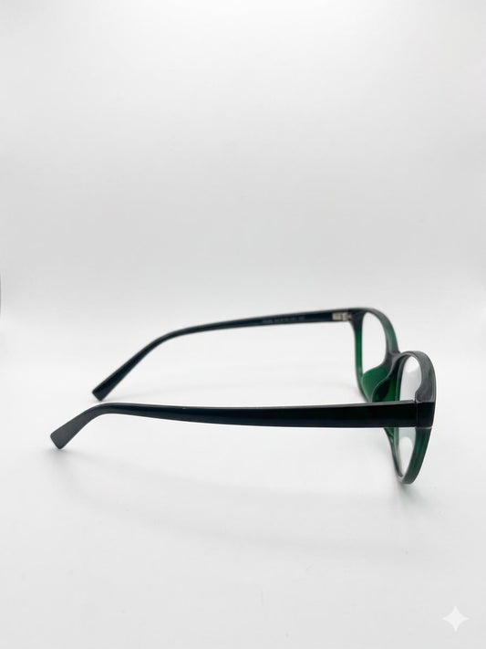 Gafas con marco negro y estilo moderno