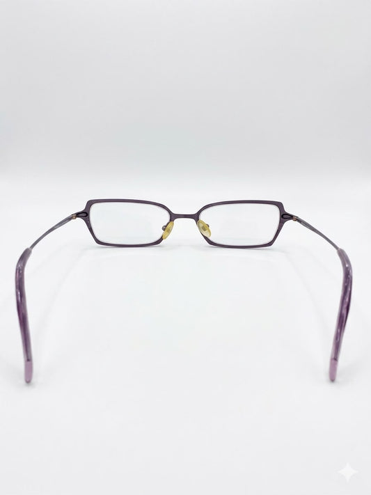 Lentes de marco rectangular en tono morado.