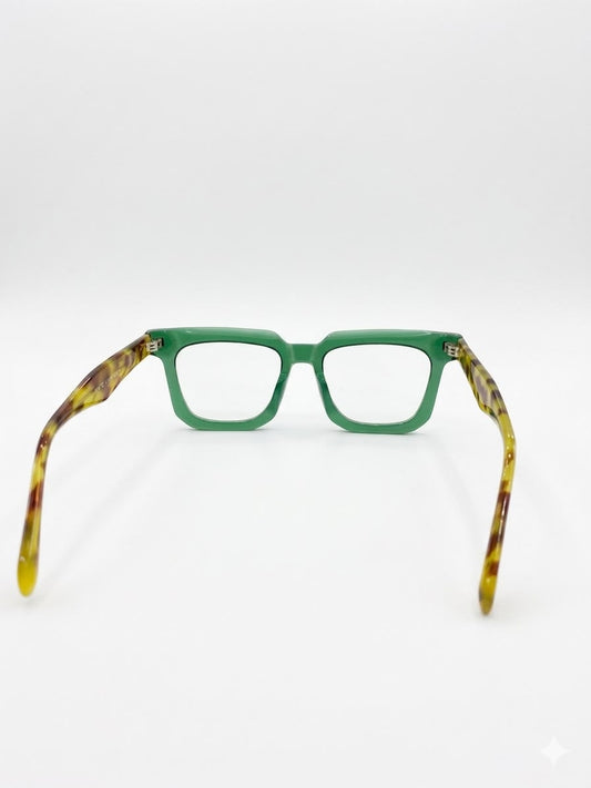 Gafas de diseño con montura verde translúcida y patillas de patrón carey