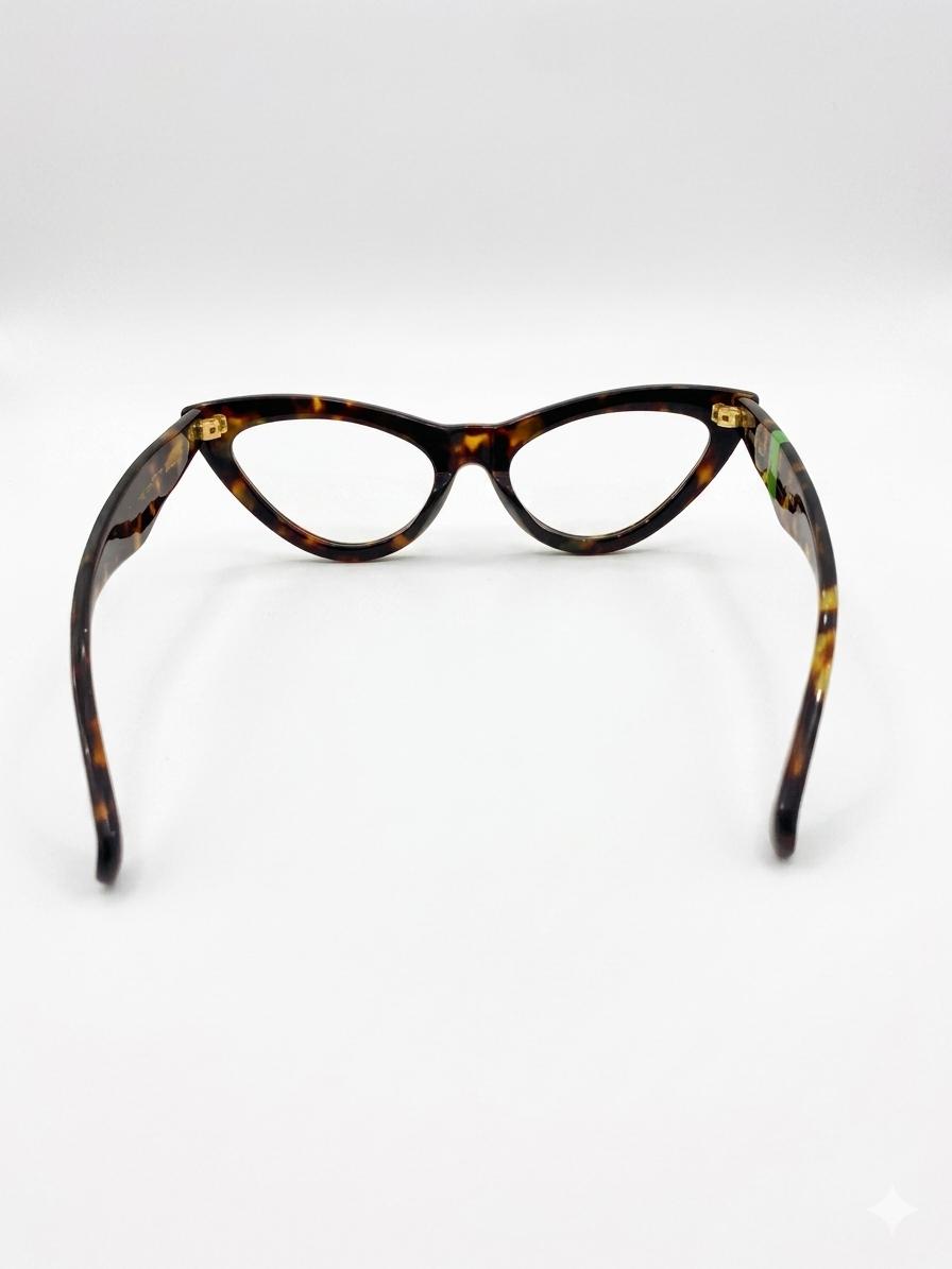 Lentes de Estilo "Cat-Eye" con Acabado Carey y Detalle en Verde