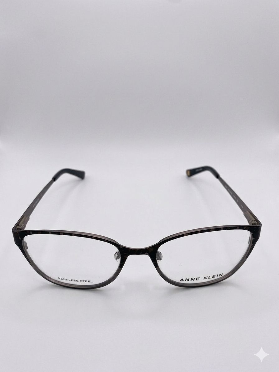 Lentes Oftálmicos Anne Klein – Elegancia y Estilo Casual en Acero Inoxidable