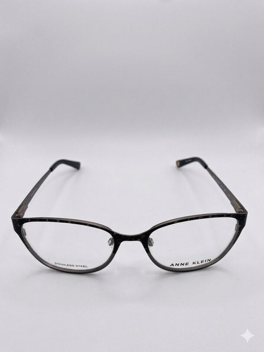 Lentes Oftálmicos Anne Klein – Elegancia y Estilo Casual en Acero Inoxidable