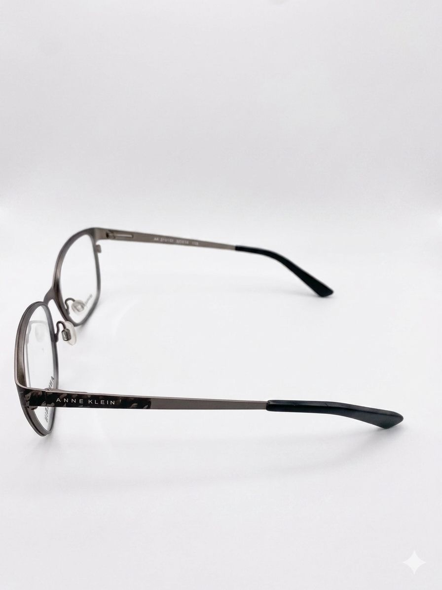 Lentes Oftálmicos Anne Klein – Elegancia y Estilo Casual en Acero Inoxidable