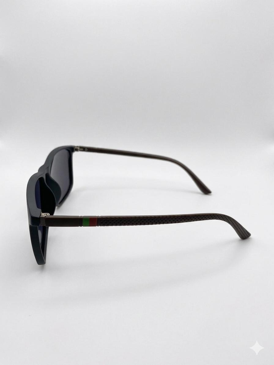 Gafas de Sol Cuadradas de Estilo Clásico con Patillas de Textura de Fibra y Detalle Web Tricolor