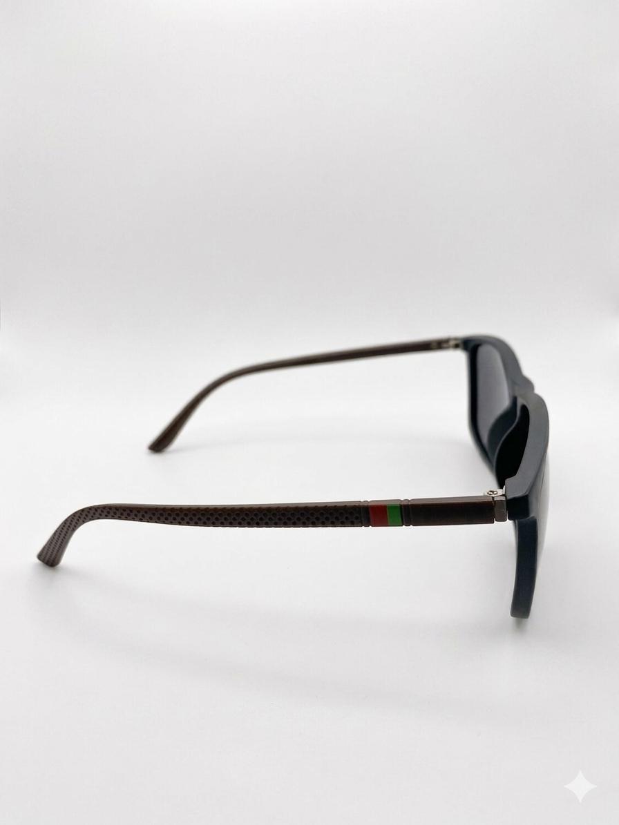 Gafas de Sol Cuadradas de Estilo Clásico con Patillas de Textura de Fibra y Detalle Web Tricolor