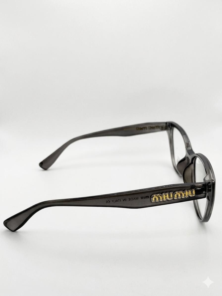 Armazón Oftálmico Miu Miu para Mujer – Estilo Cat-Eye en Acetato Gris Translúcido
