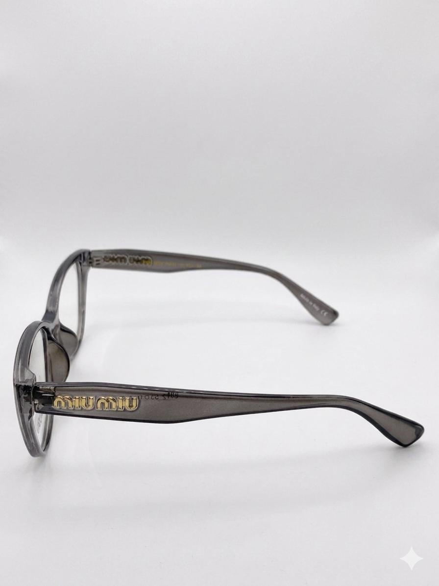 Armazón Oftálmico Miu Miu para Mujer – Estilo Cat-Eye en Acetato Gris Translúcido
