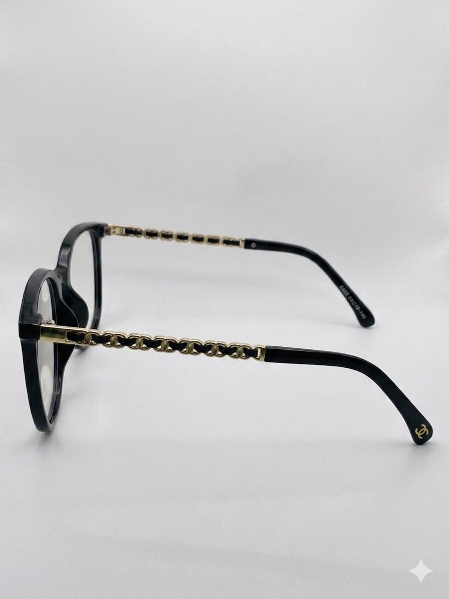 Montura Ofálmica Chanel Negra con Detalles de Cadena Entrelazada en Oro