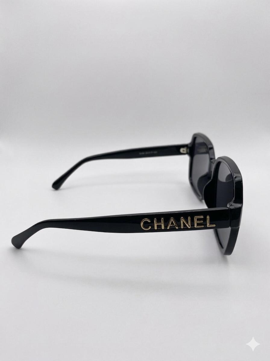 Gafas de Sol CHANEL Cuadradas Negras – Con Logotipo Dorado en las Patillas (Originales)