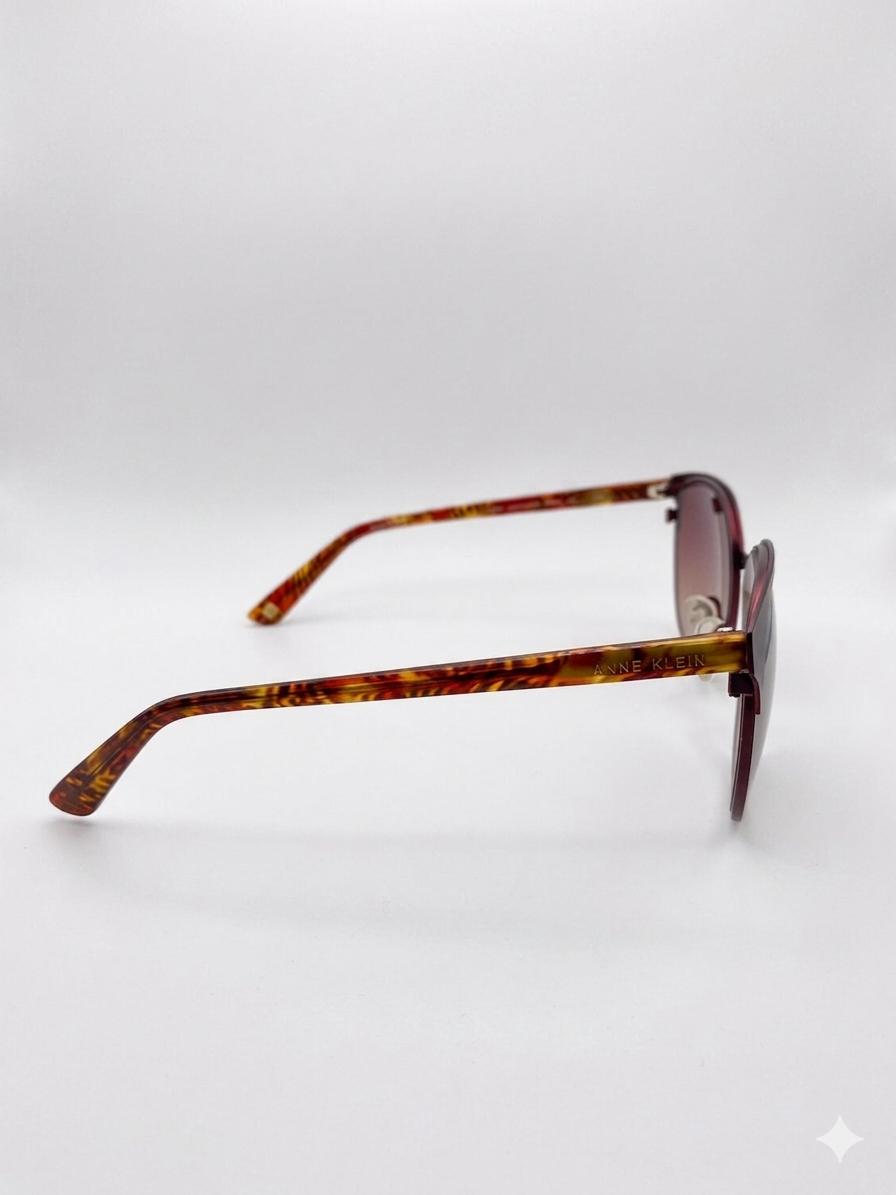 Gafas de Sol Anne Klein para Mujer – Estilo Cat-Eye Marrón Degradado y Patillas Carey