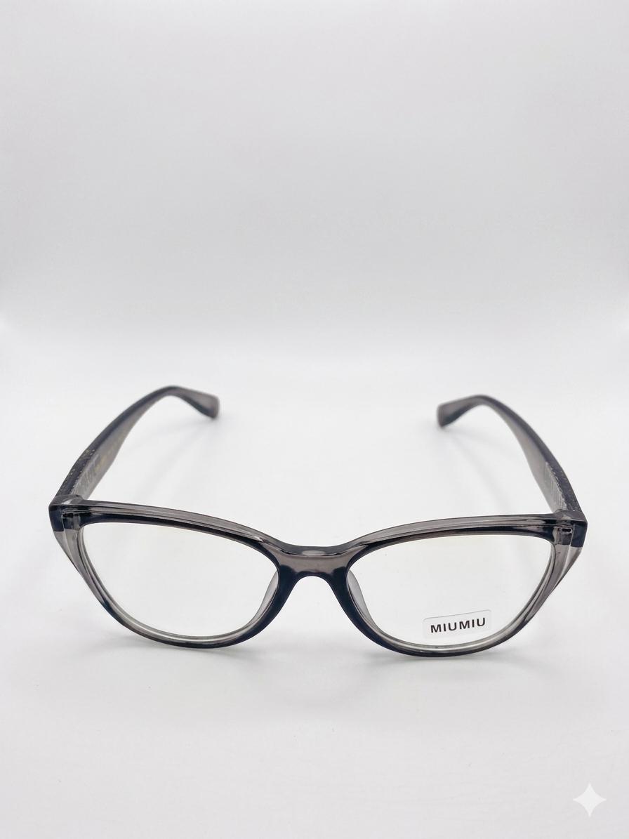 Gafas de Vista Miu Miu – Montura Cat-Eye Transparente Gris con Logo Dorado