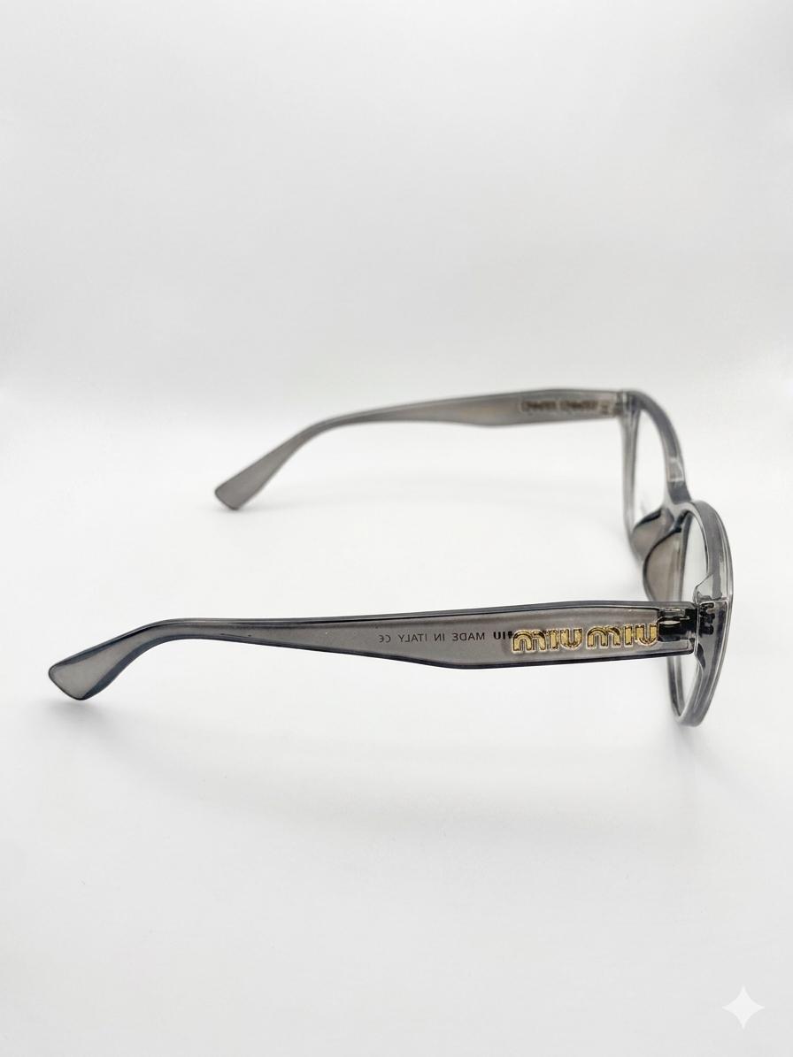 Gafas de Vista Miu Miu – Montura Cat-Eye Transparente Gris con Logo Dorado