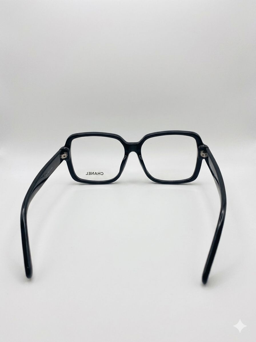 Gafas de Vista Chanel – Montura Cuadrada Negra con Logo Dorado