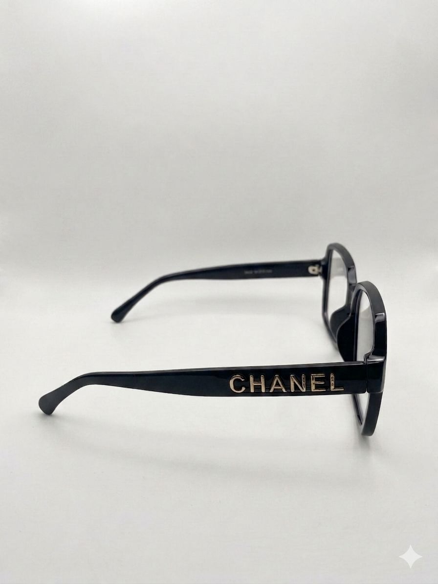 Gafas de Vista Chanel – Montura Cuadrada Negra con Logo Dorado