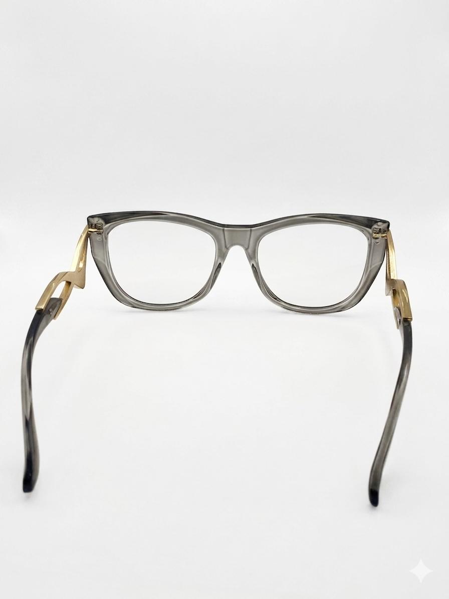 Lentes de Sol/Lectura Cat-Eye en Acetato Traslúcido Gris con Varillas Esculturales Doradas