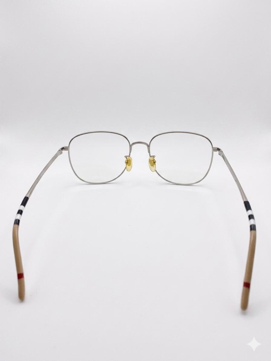 Lentes Ópticos Metálicos Burberry – Estilo Ovalado con Detalle de Icon Stripe