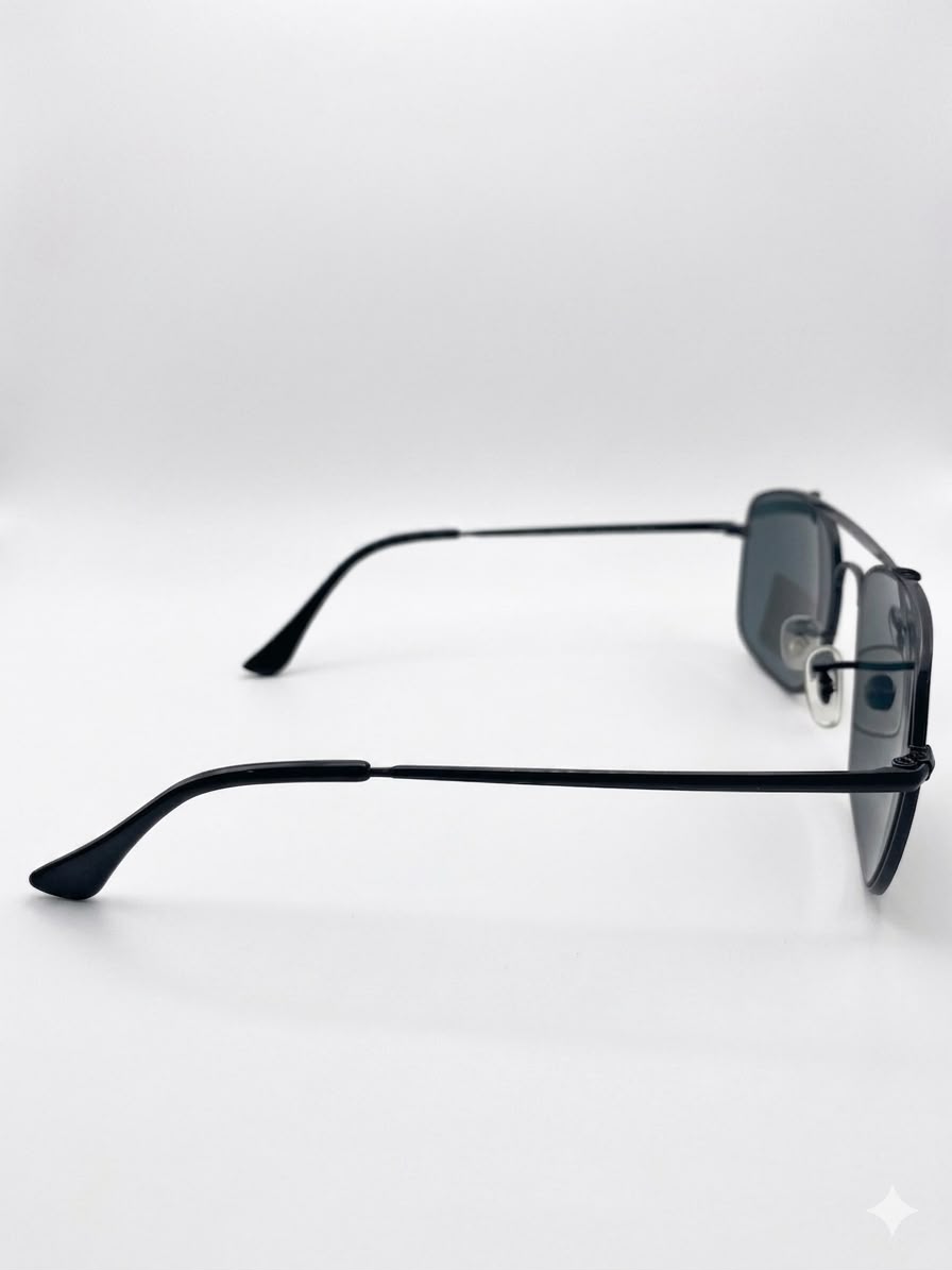 Ray-Ban en el lente superior. Ideales para un look atemporal,