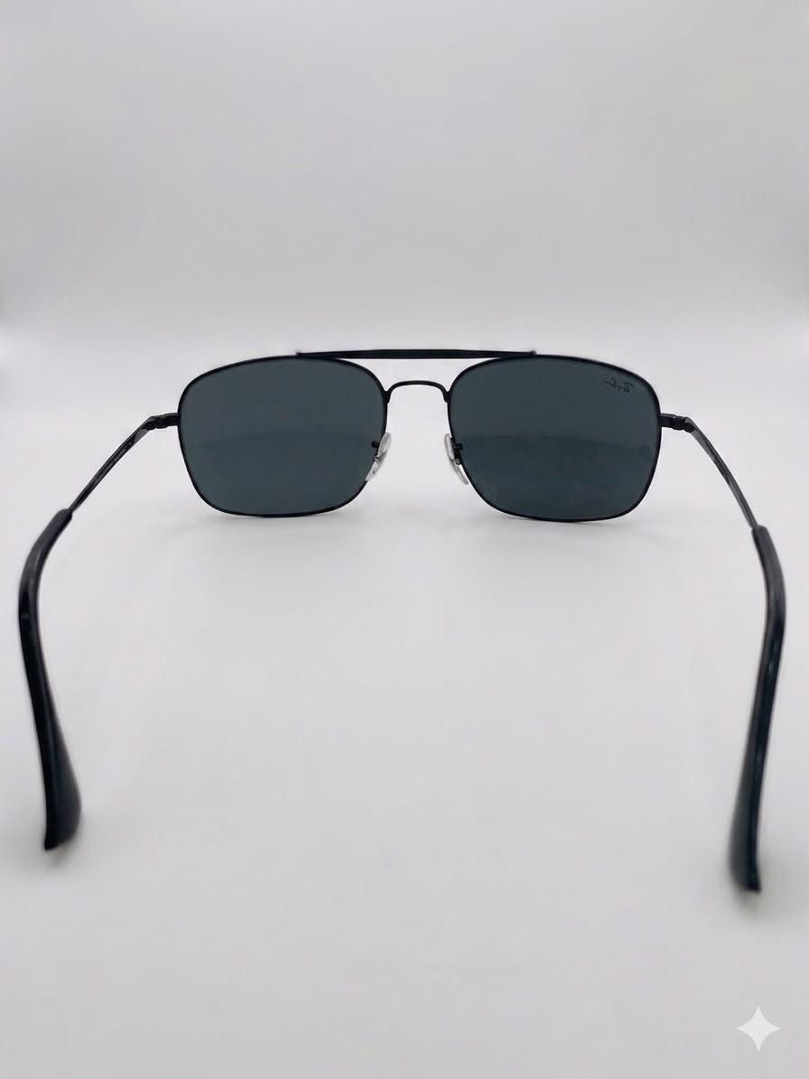 Ray-Ban en el lente superior. Ideales para un look atemporal,