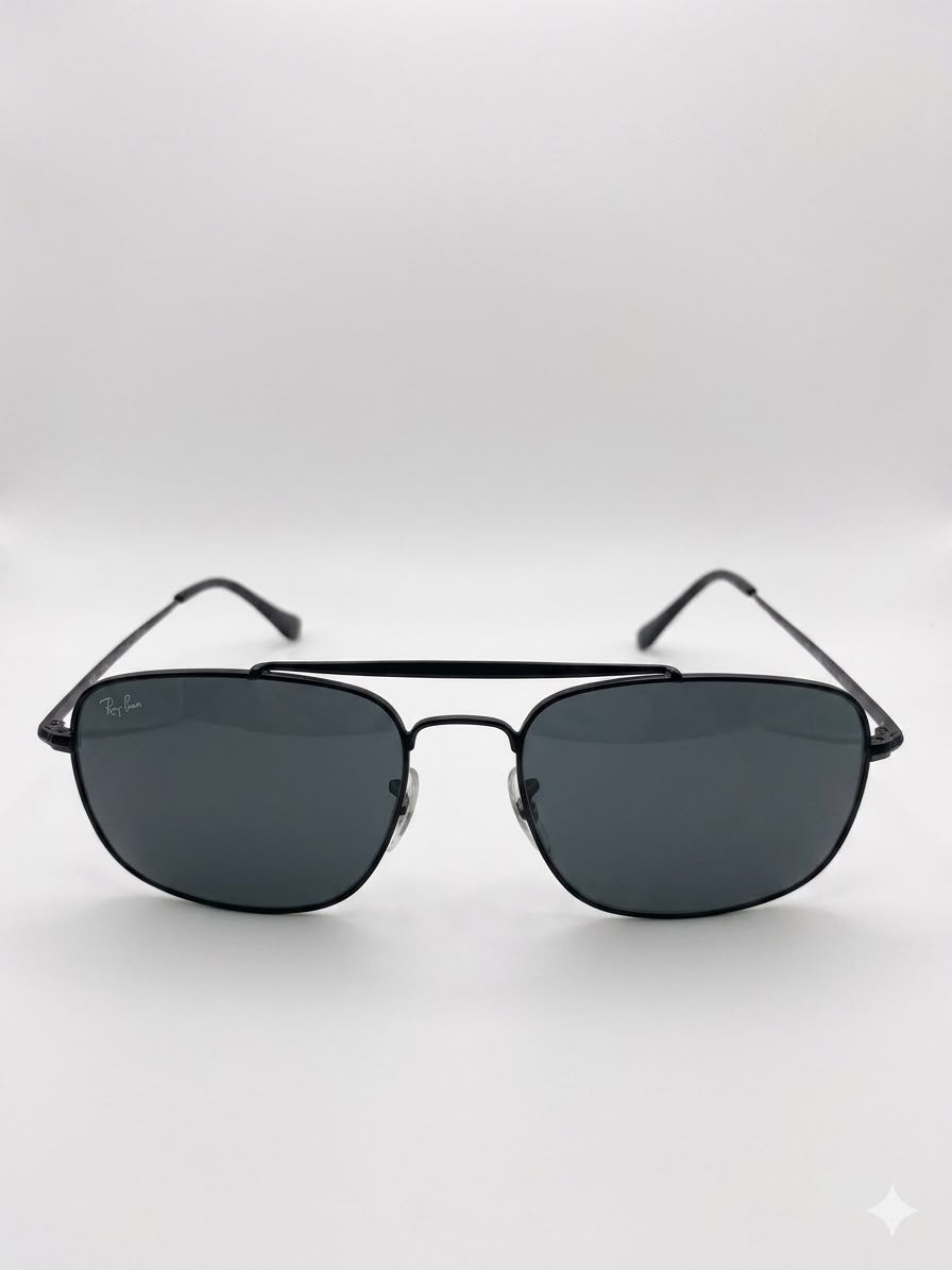 Ray-Ban en el lente superior. Ideales para un look atemporal,