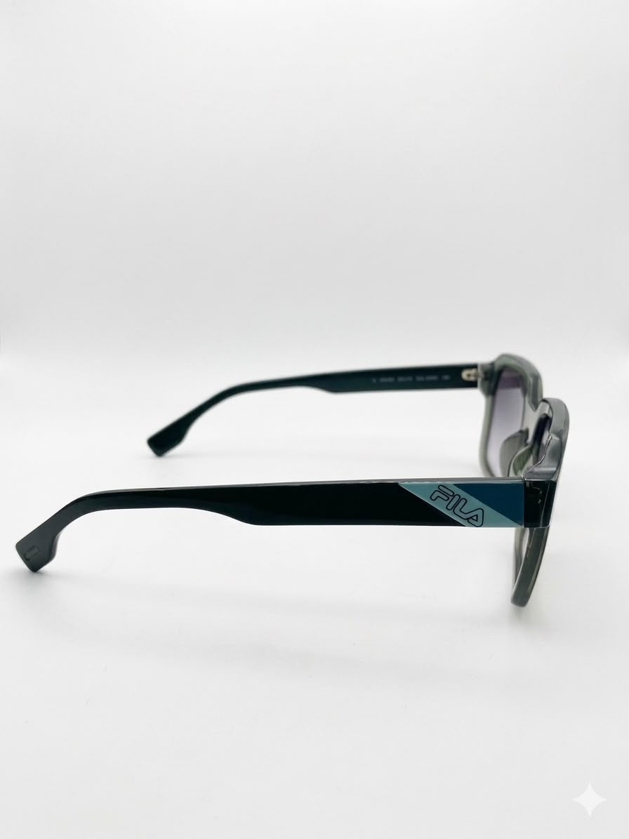 Gafas de sol Fila con montura cuadrada en tono verde translúcido.