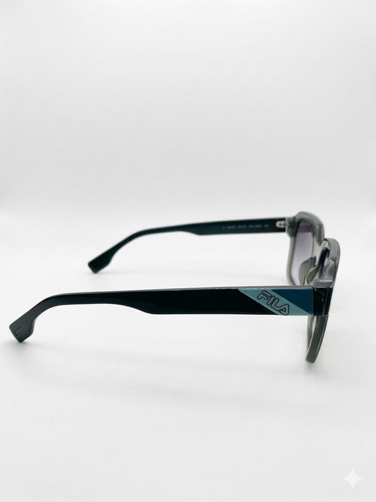 Gafas de sol Fila con montura cuadrada en tono verde translúcido.