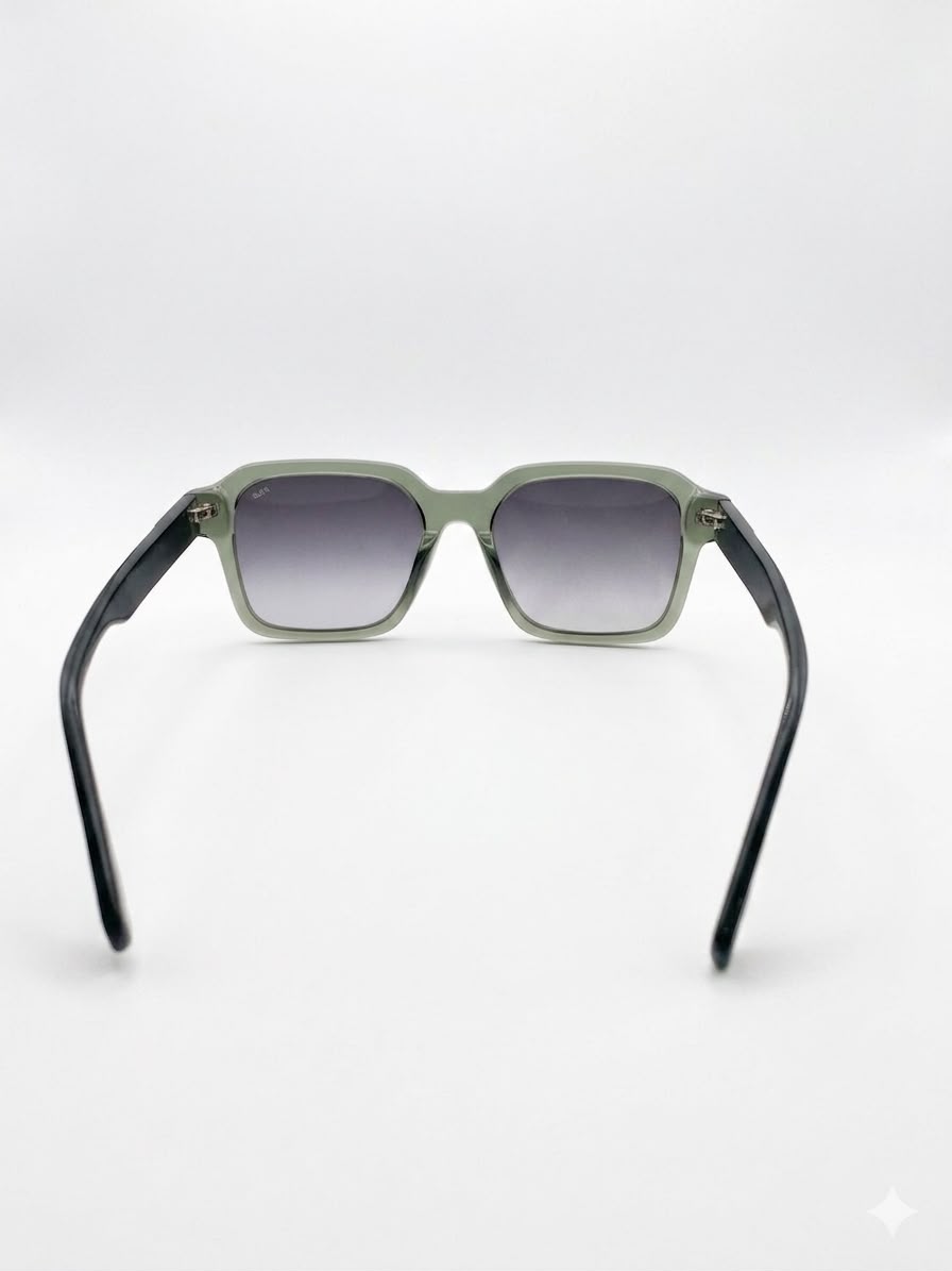 Gafas de sol Fila con montura cuadrada en tono verde translúcido.