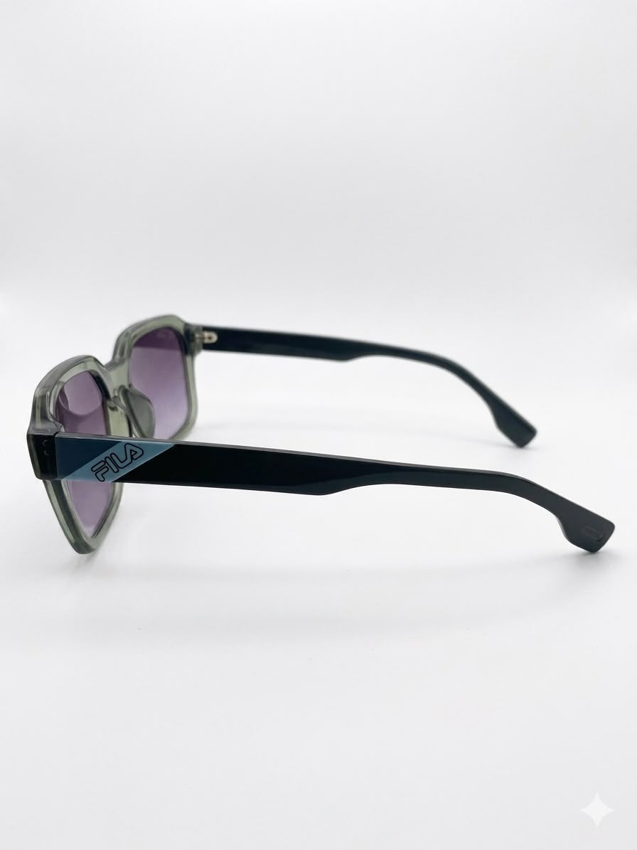Gafas de sol Fila con montura cuadrada en tono verde translúcido.