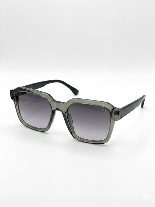 Gafas de sol Fila con montura cuadrada en tono verde translúcido.