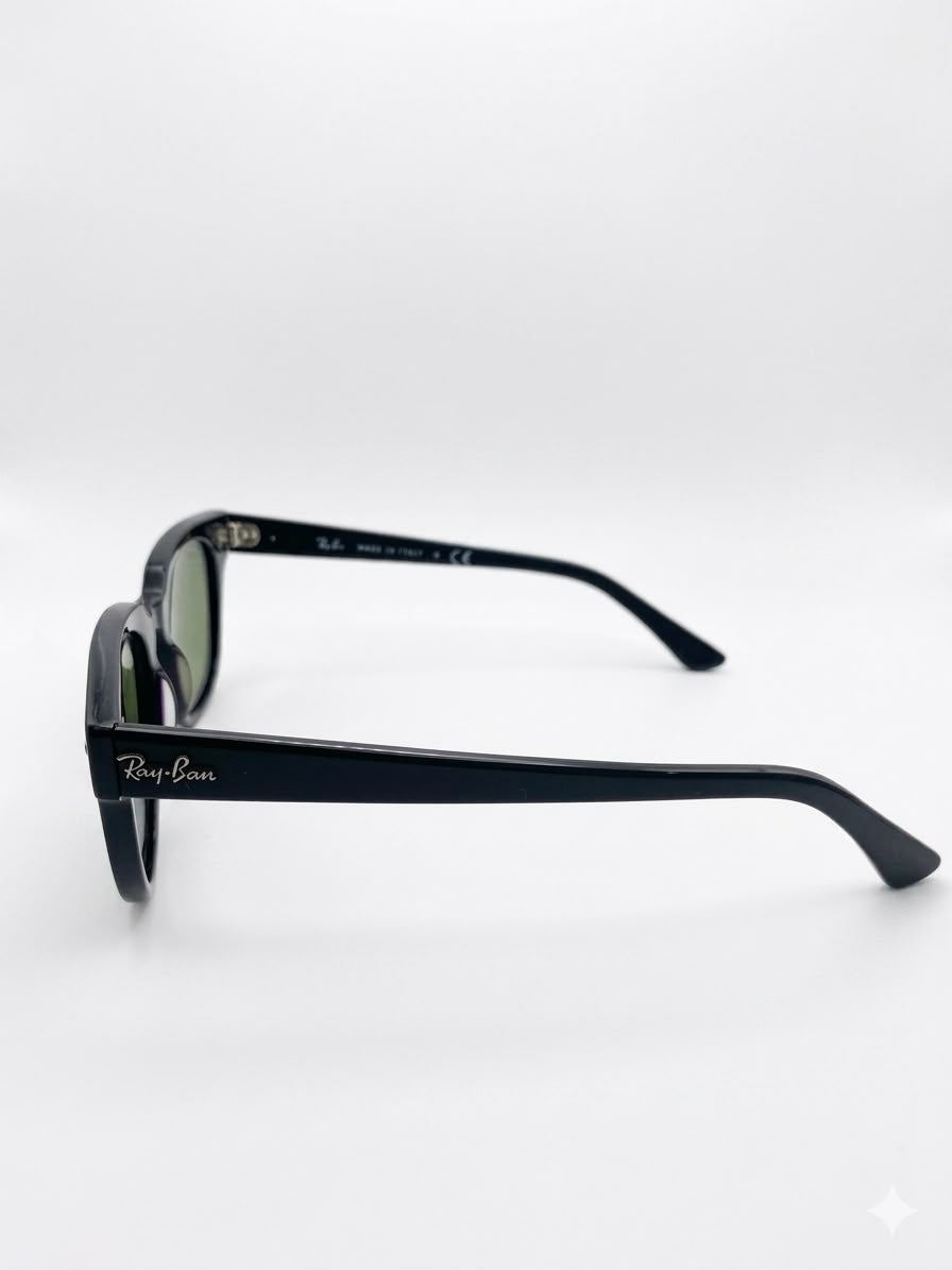 Gafas Ray-Ban con lente azul espejado.