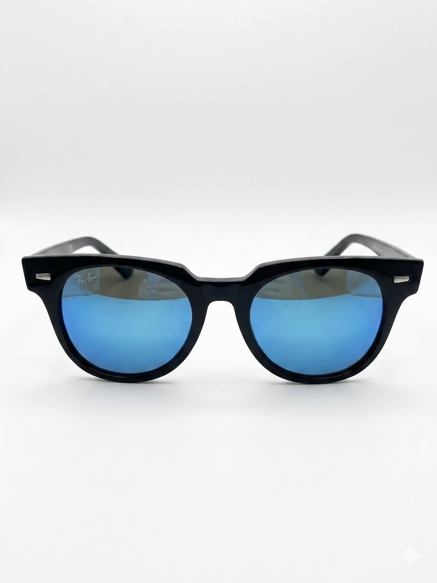 Gafas Ray-Ban con lente azul espejado.