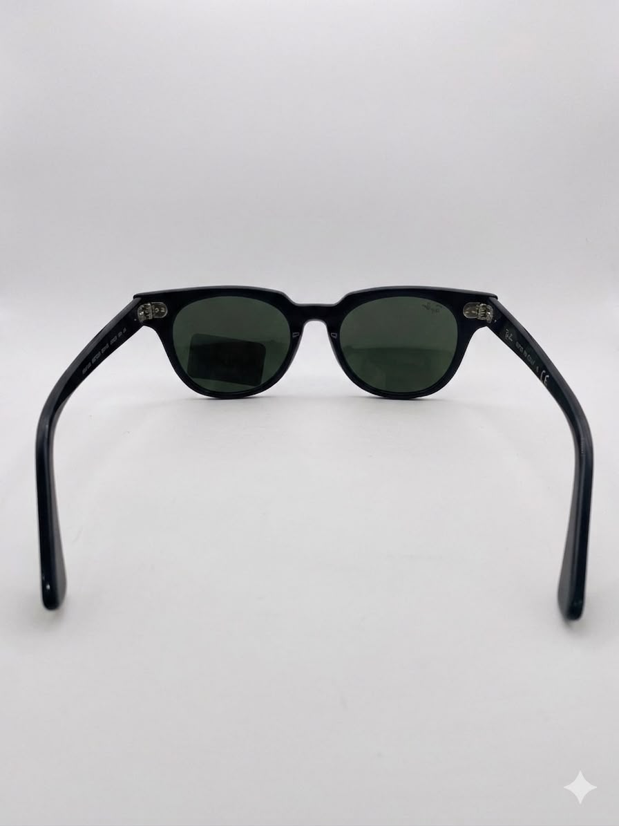 Gafas Ray-Ban con lente azul espejado.
