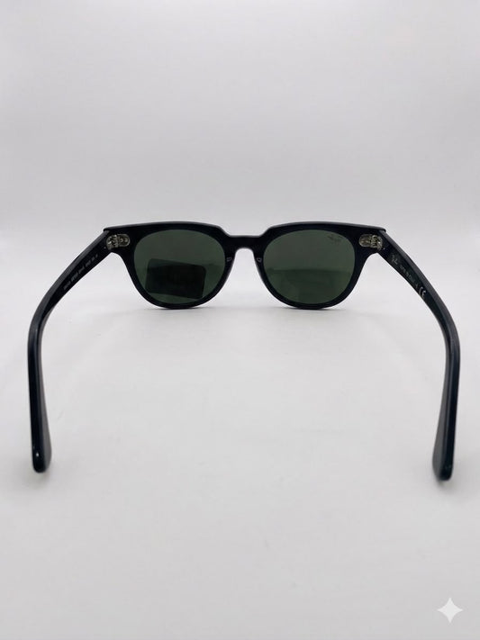Gafas Ray-Ban con lente azul espejado.