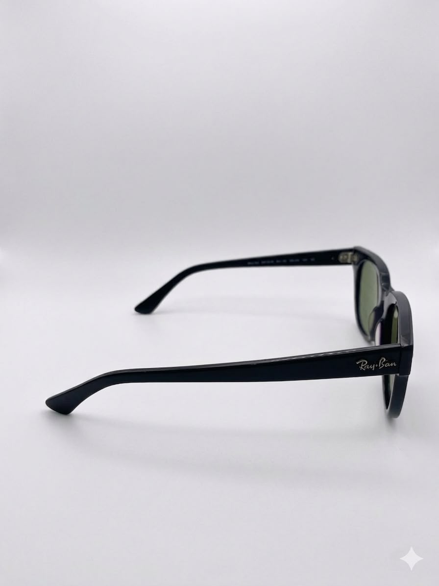 Gafas Ray-Ban con lente azul espejado.
