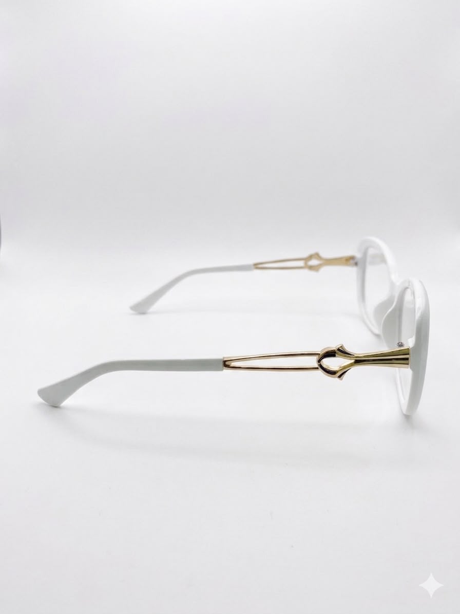 Gafas de diseño con marco blanco y detalles dorados
