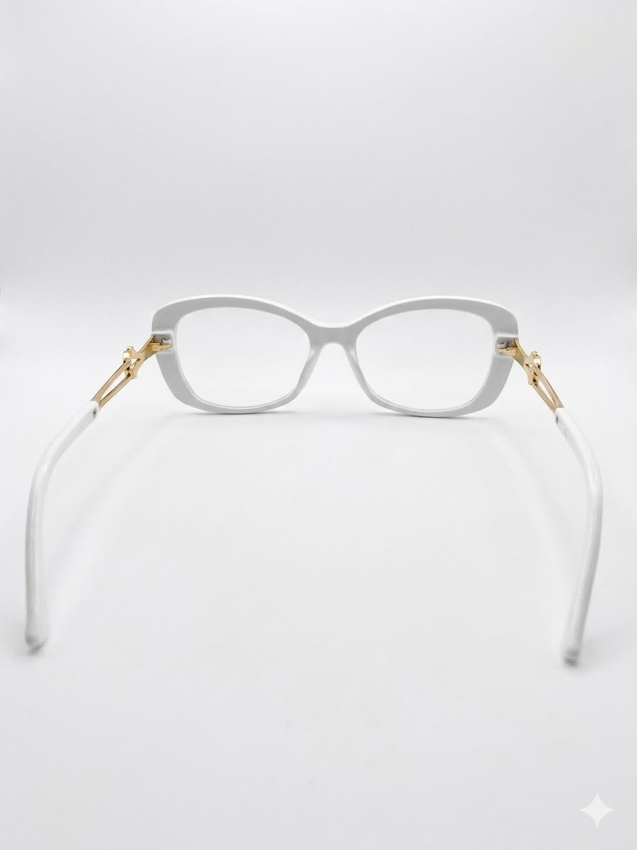 Gafas de diseño con marco blanco y detalles dorados