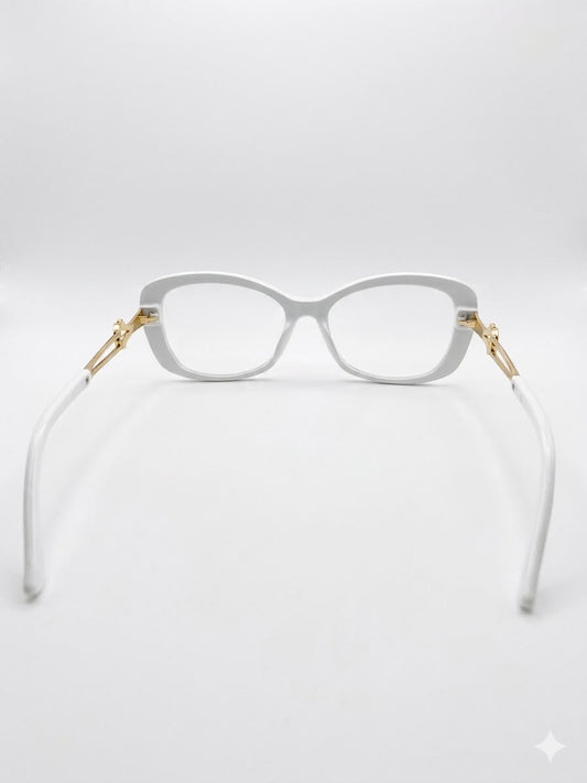 Gafas de diseño con marco blanco y detalles dorados