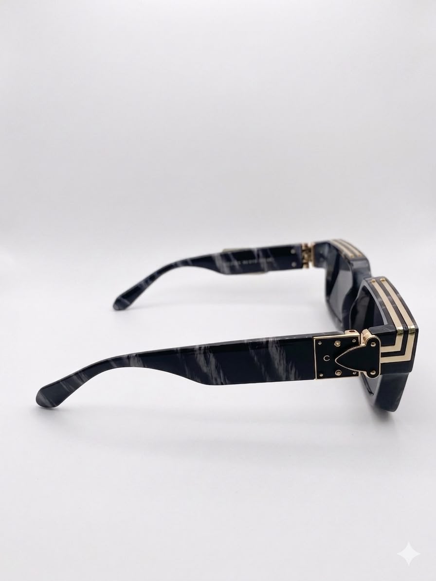 Gafas de sol rectangulares con acabado de mármol y detalles dorados.