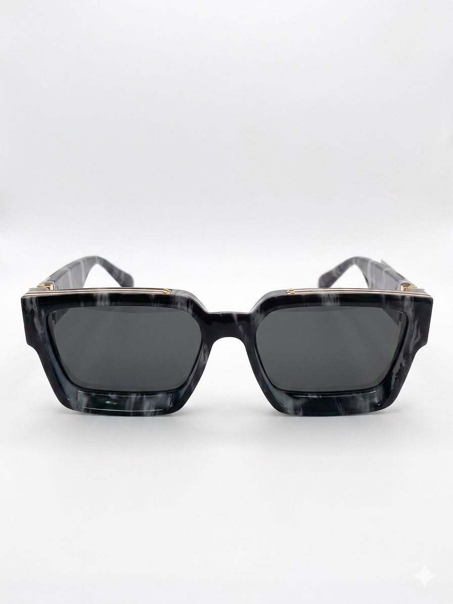 Gafas de sol rectangulares con acabado de mármol y detalles dorados.