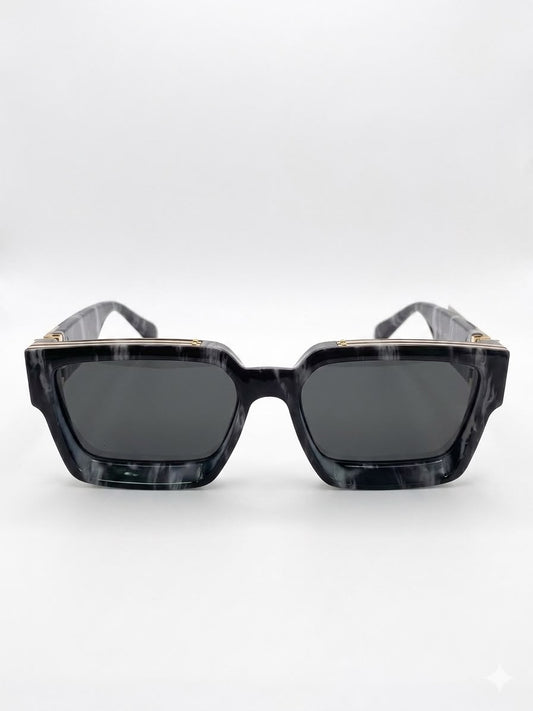 Gafas de sol rectangulares con acabado de mármol y detalles dorados.