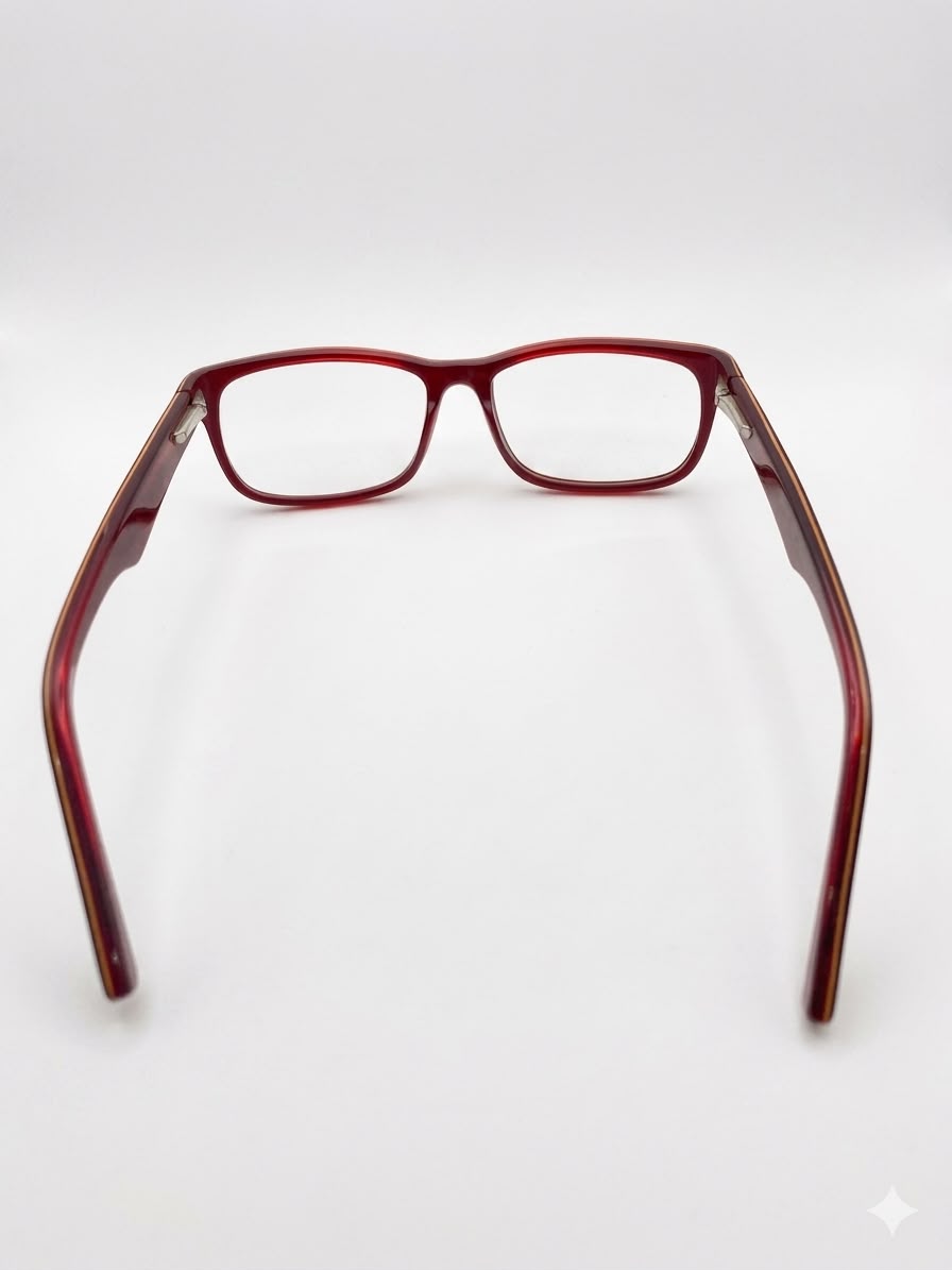 Gafas de diseño bicolor: Marco exterior oscuro con interior en tono rojo vibrante