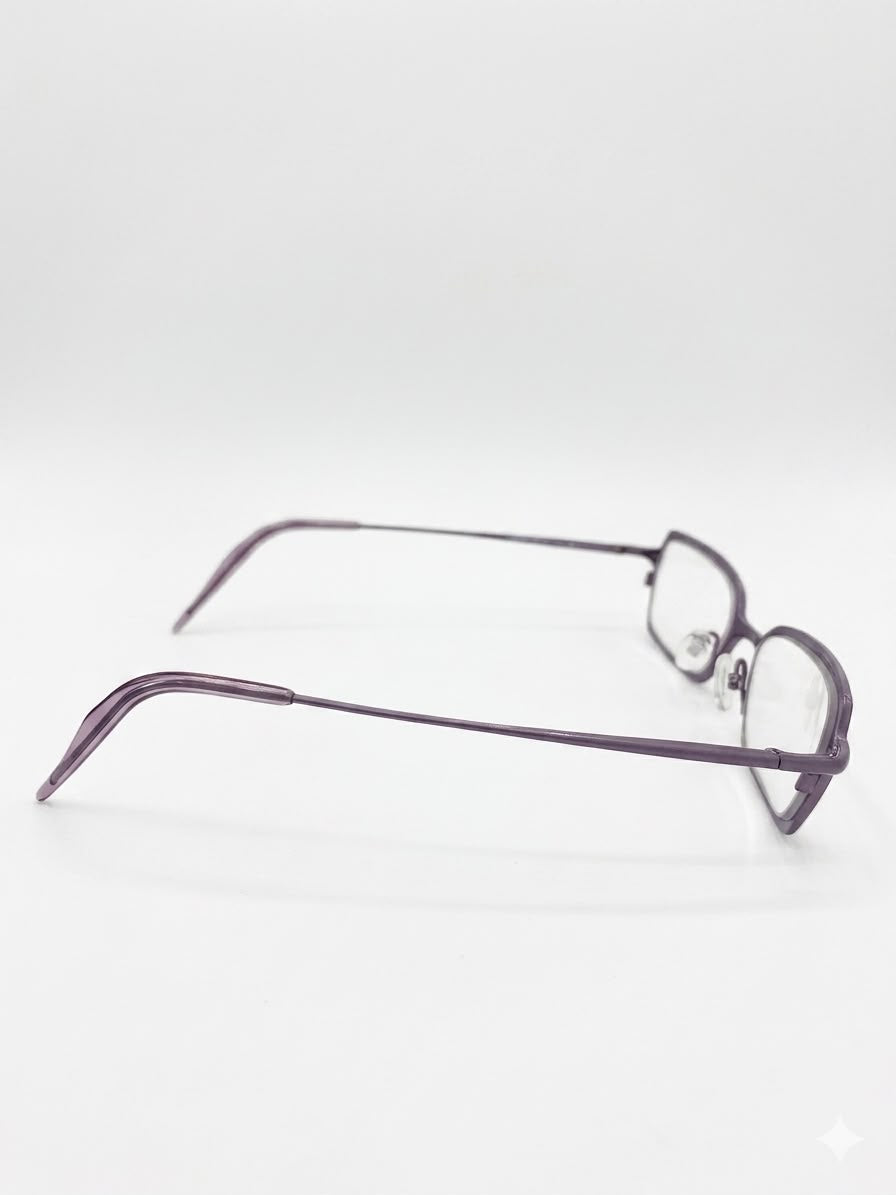 Lentes de marco rectangular en tono morado.