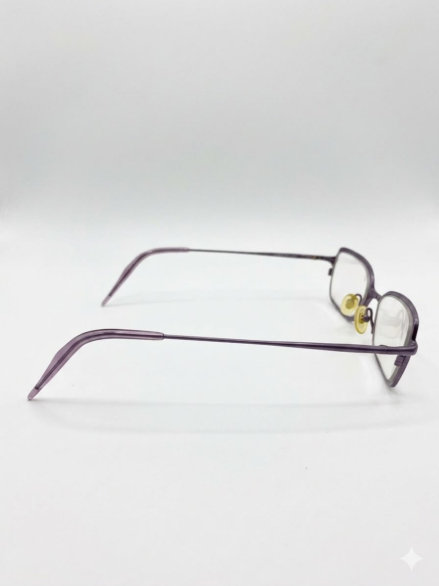 Lentes de marco rectangular en tono morado.