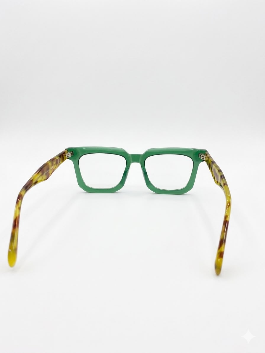 Gafas de diseño con montura verde translúcida y patillas de patrón carey