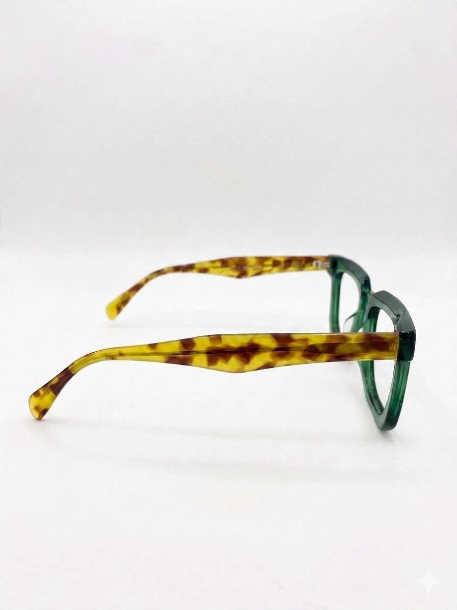 Gafas de diseño con montura verde translúcida y patillas de patrón carey
