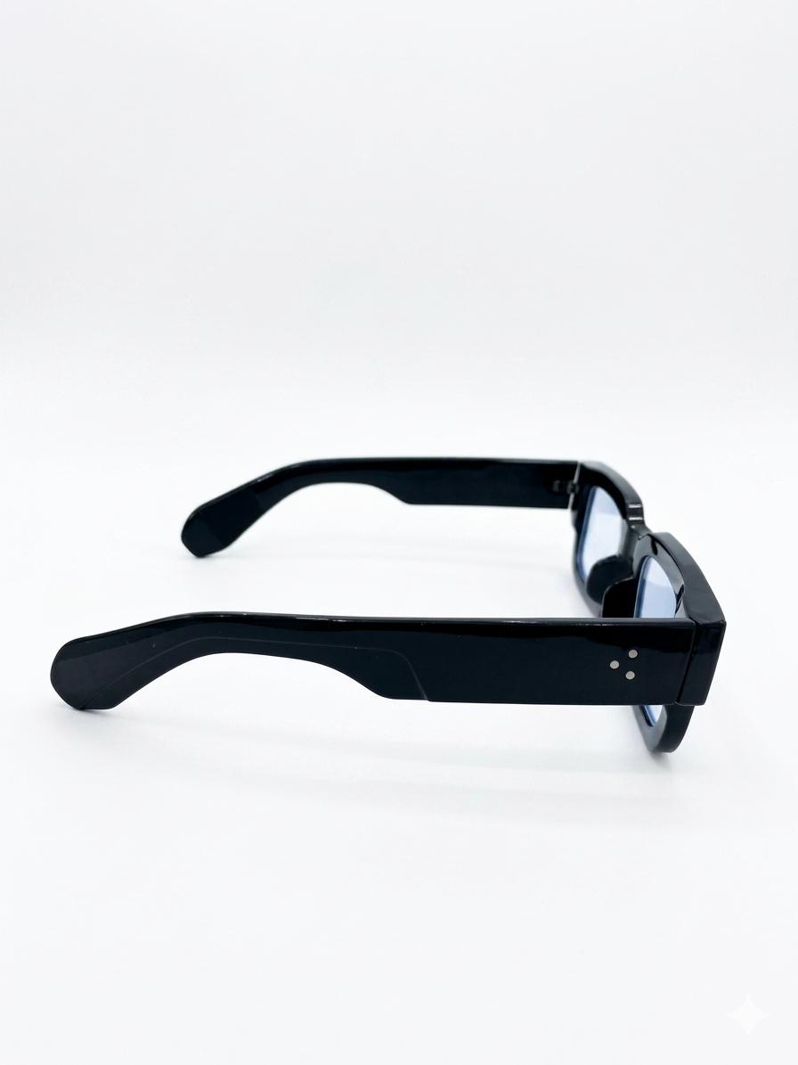 Elegantes lentes de montura cuadrada en color negro.